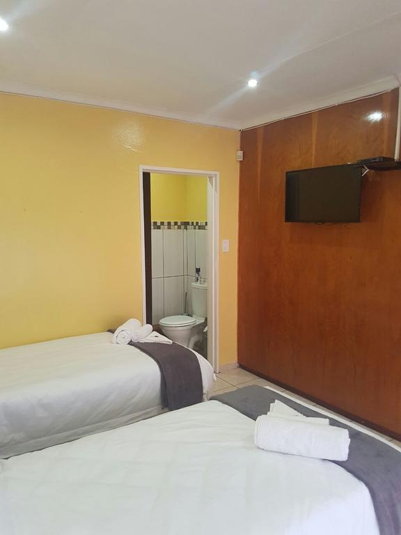 Unirift Hotel Bloemfontein Bagian luar foto