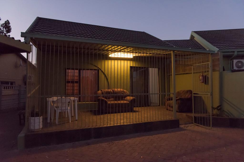 Unirift Hotel Bloemfontein Bagian luar foto